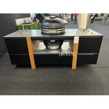 Cuisine extérieure noire, plan inox et pied teck